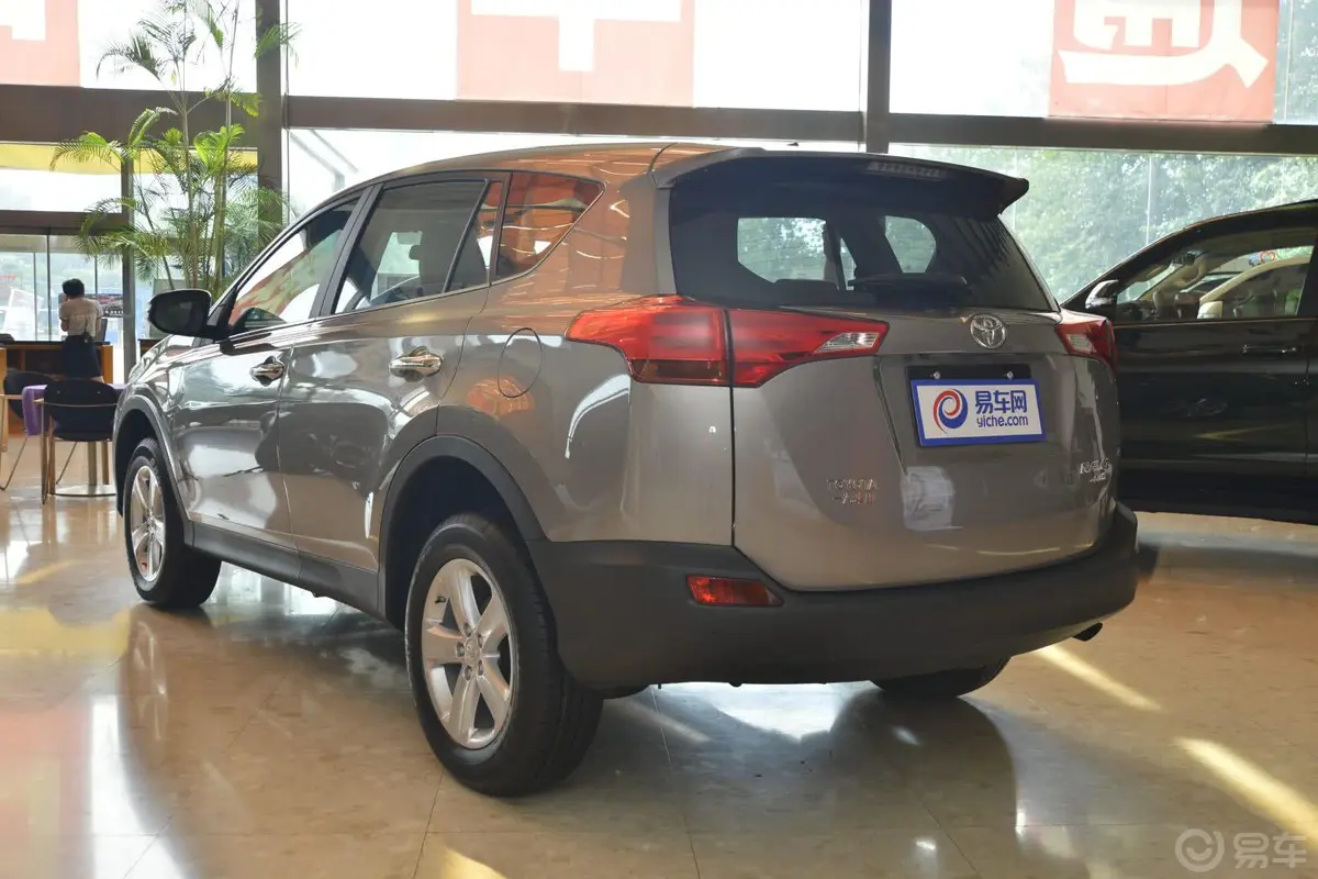 RAV4荣放2.0L CVT 新锐版侧后45度车头向左水平