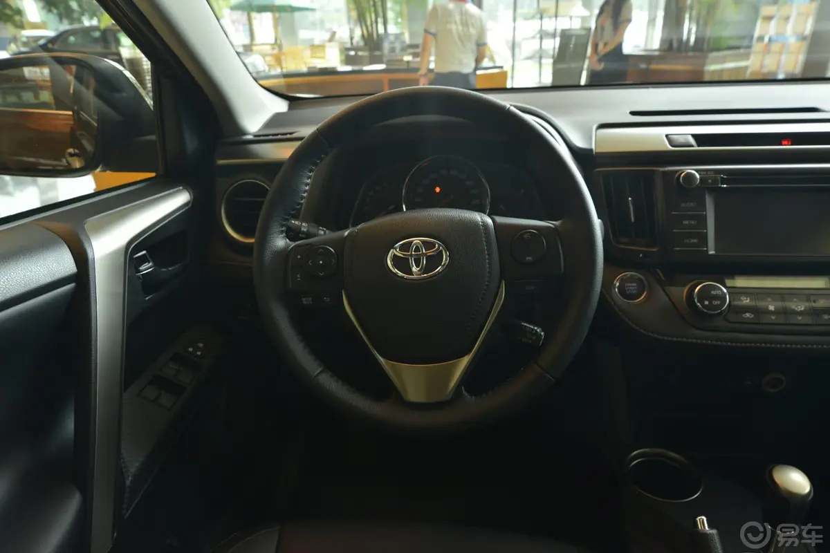 RAV4荣放2.0L CVT 新锐版驾驶位区域