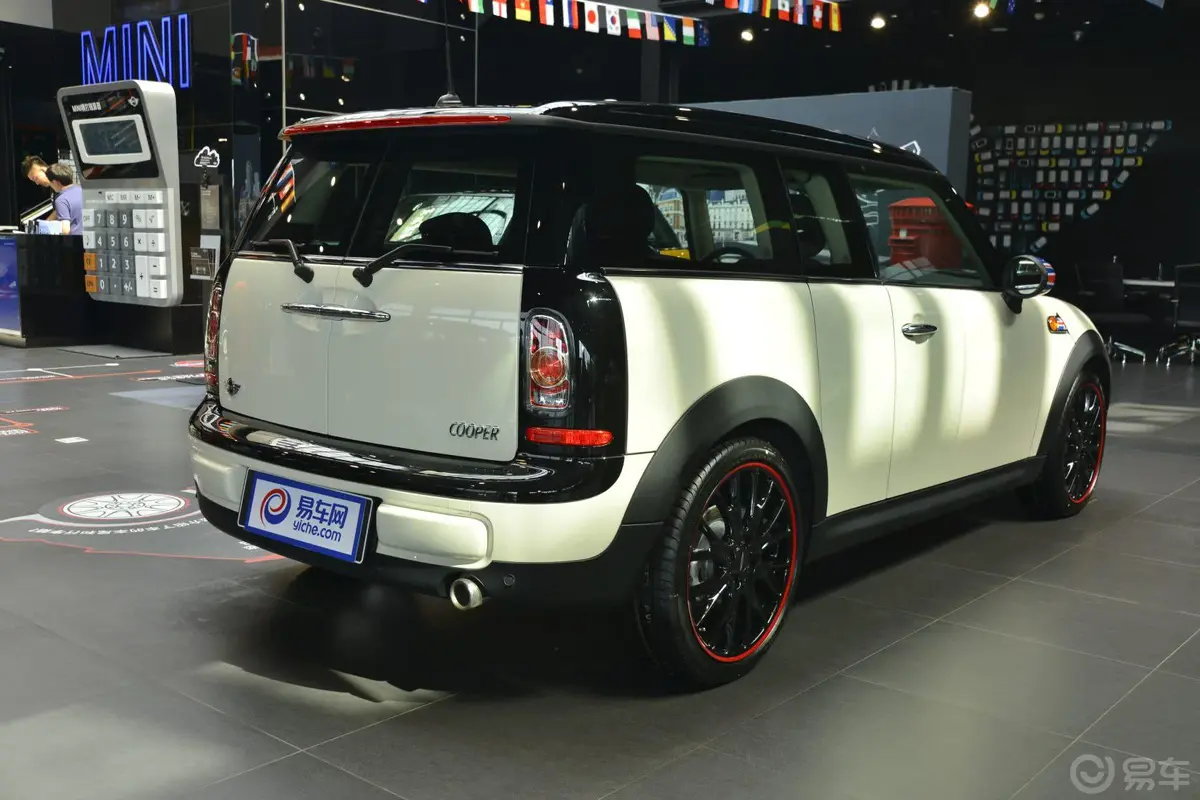 MINI CLUBMANCOOPER Fun侧后45度车头向右水平