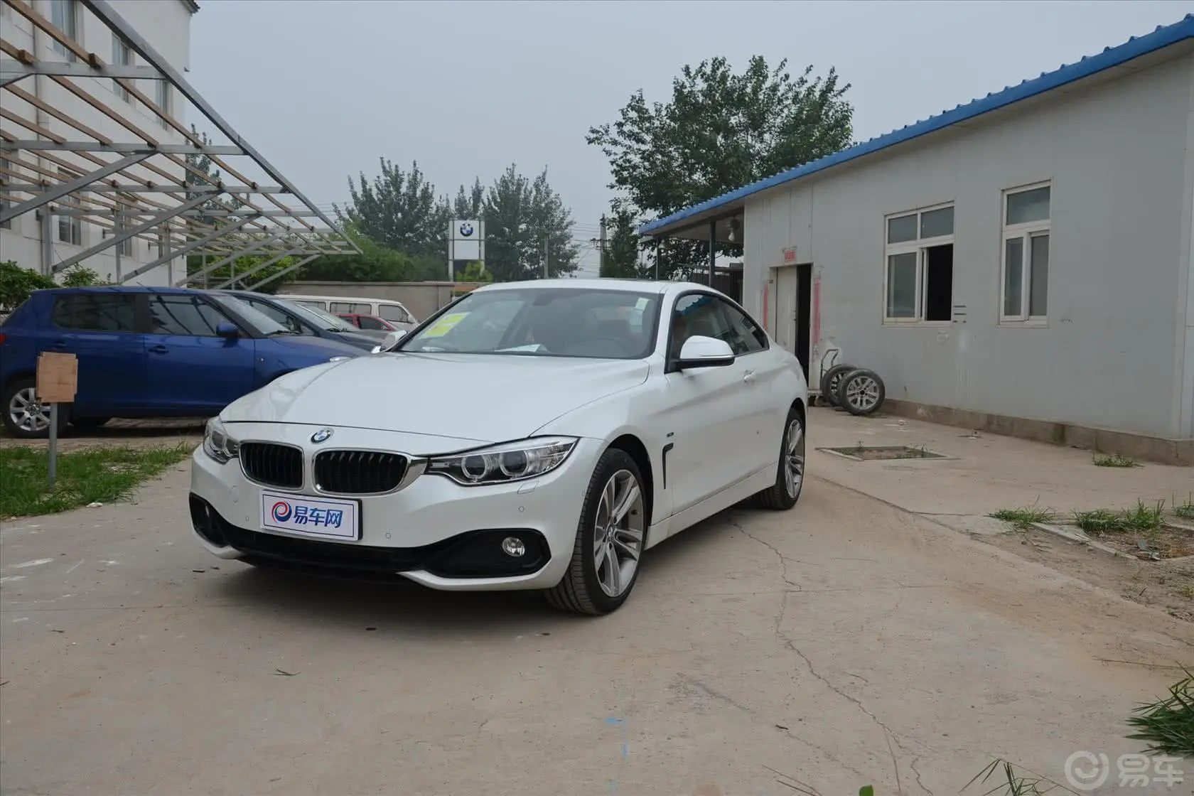 宝马4系双门轿跑车 435i xDrive 运动设计套装侧前45度车头向左水平