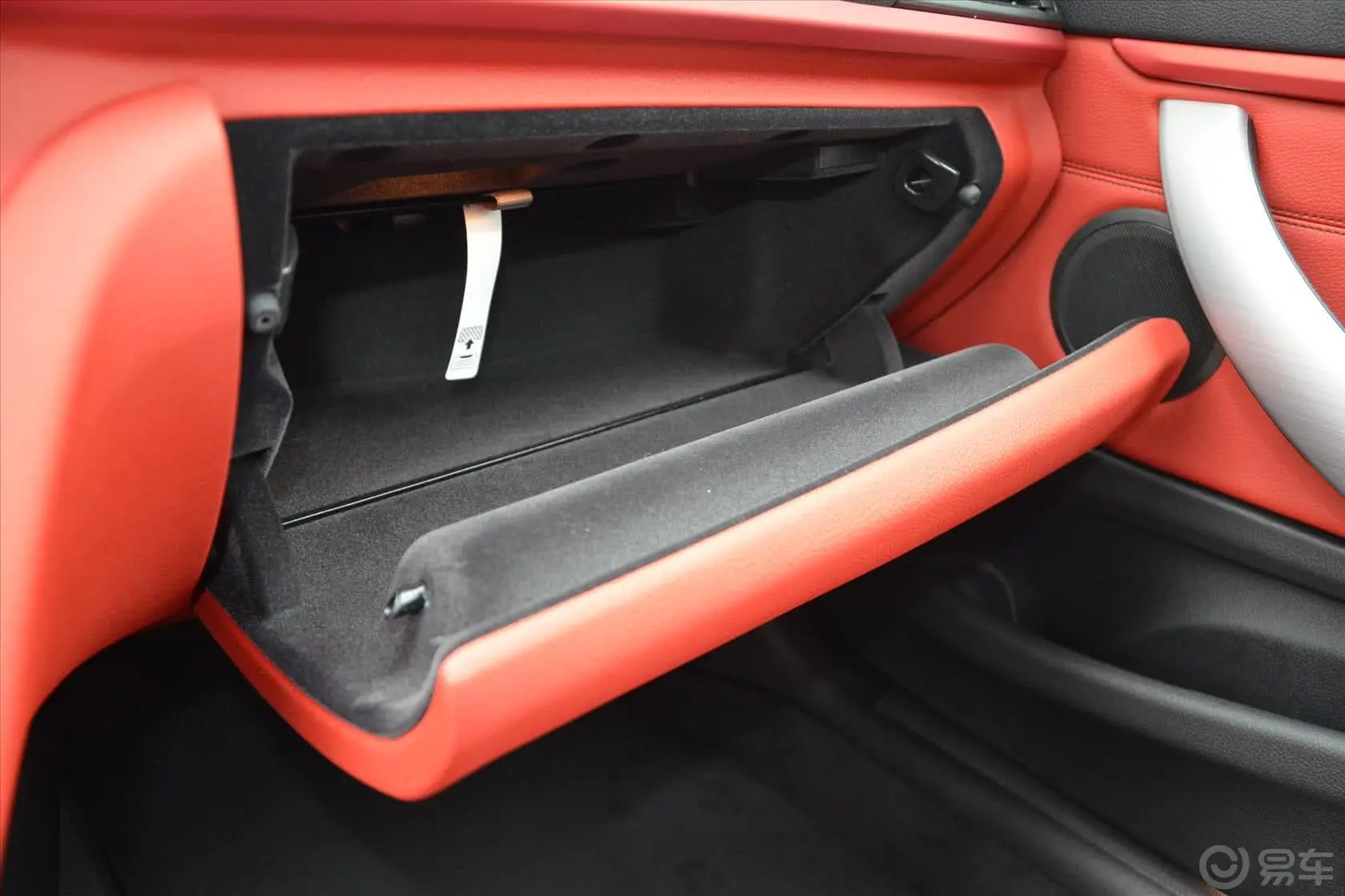 宝马4系双门轿跑车 435i xDrive 运动设计套装手套箱