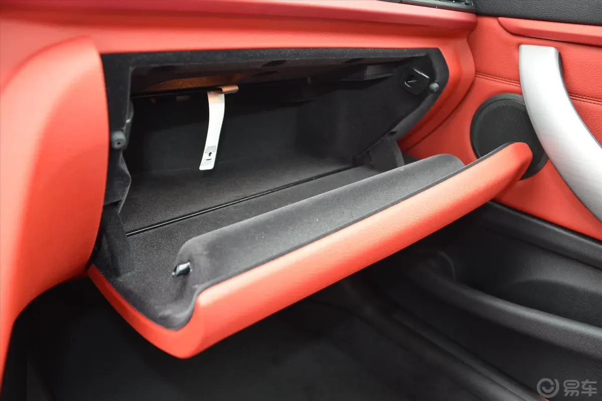 宝马4系双门轿跑车 435i xDrive 运动设计套装手套箱