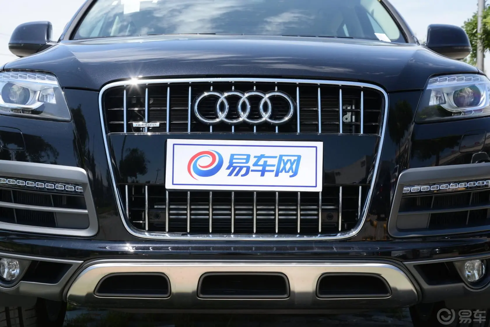 奥迪Q735 TFSI quattro 越野型前格栅侧俯拍