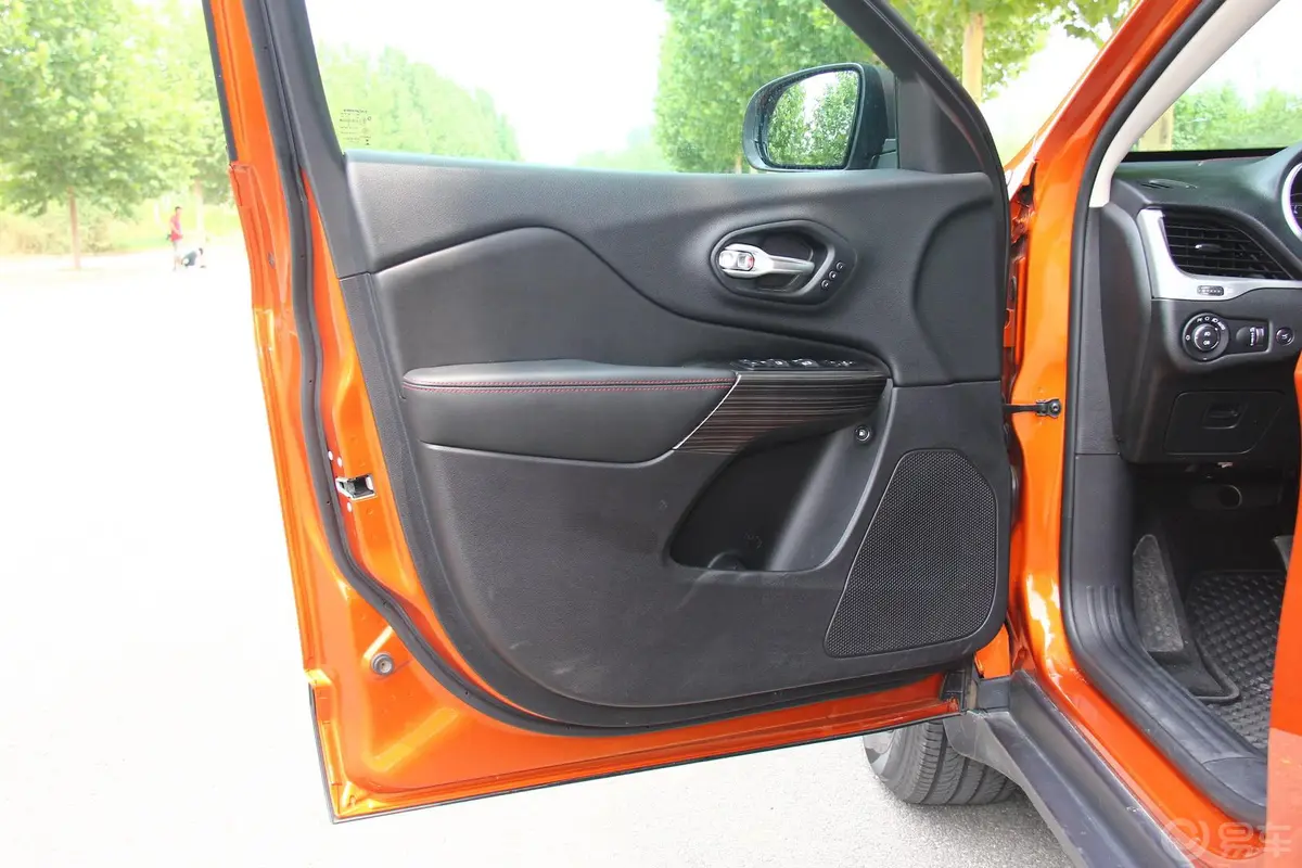自由光(进口)3.2L 自动 高性能版驾驶员侧车门内门板