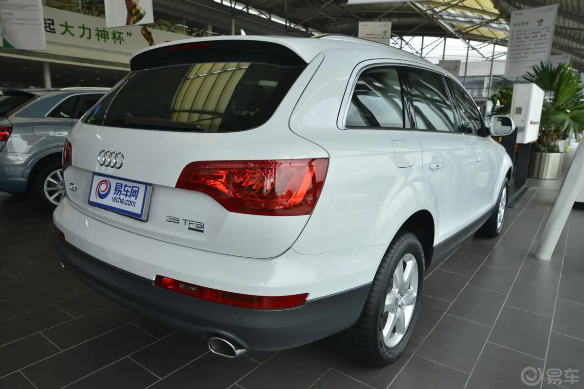 奥迪Q735 TFSI quattro 进取型侧后45度车头向右水平