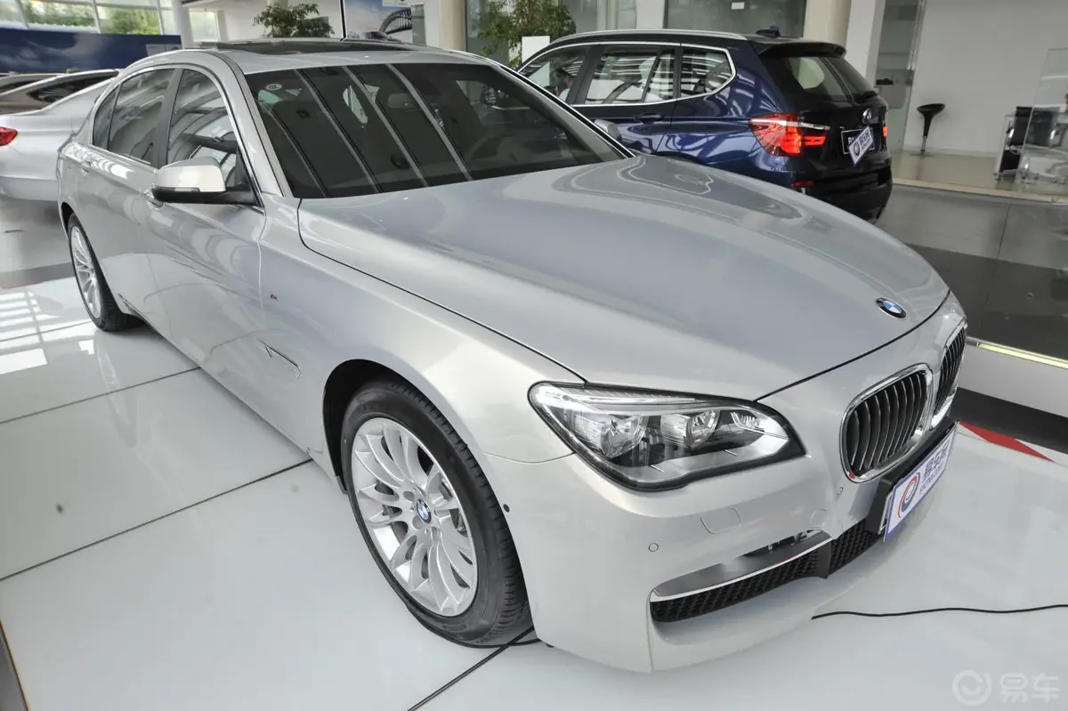 宝马7系740Li xDrive 马年限量版侧前45度车头向右水平