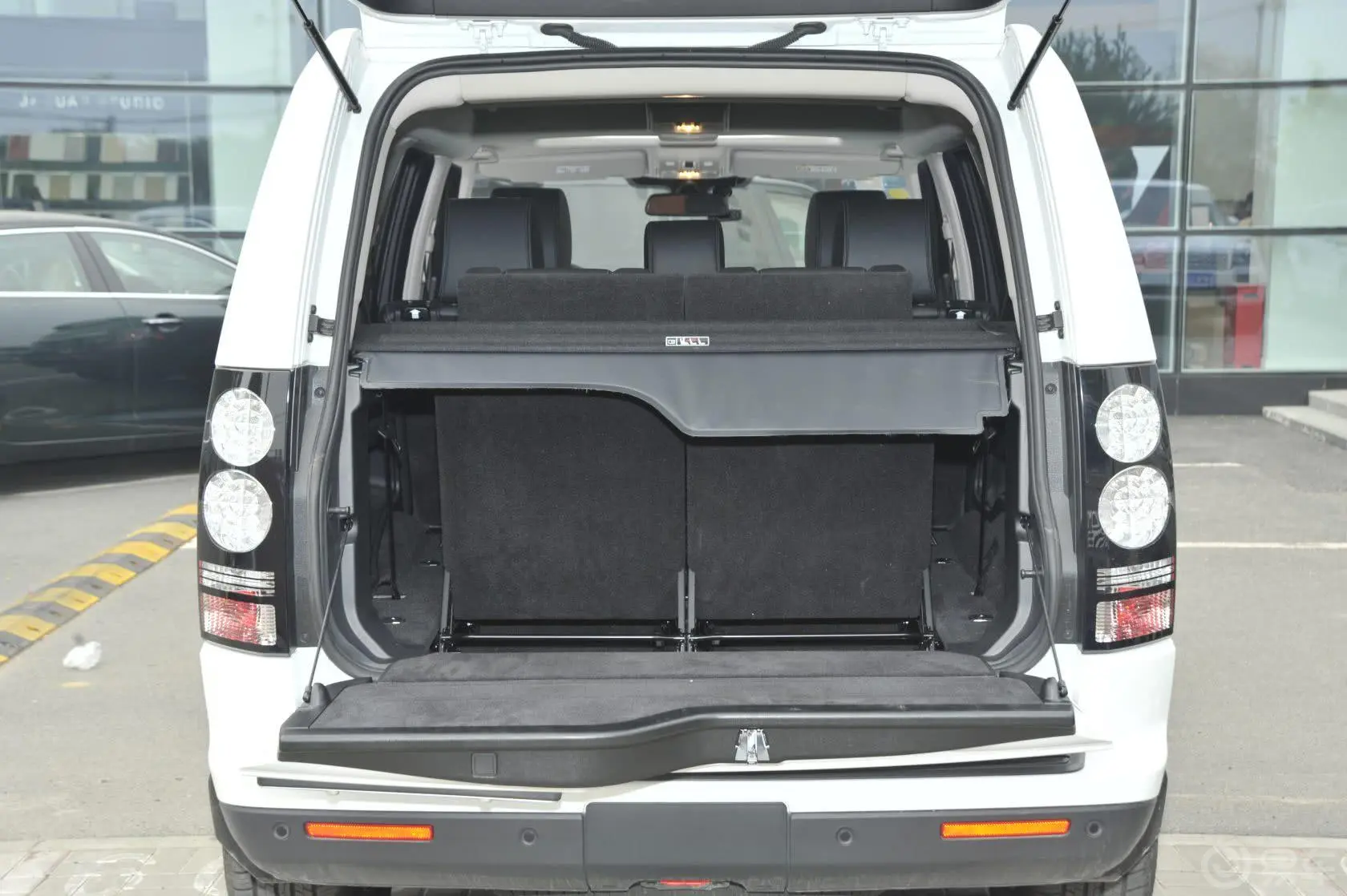 发现第四代 3.0 V6 SC SE 汽油版行李箱空间