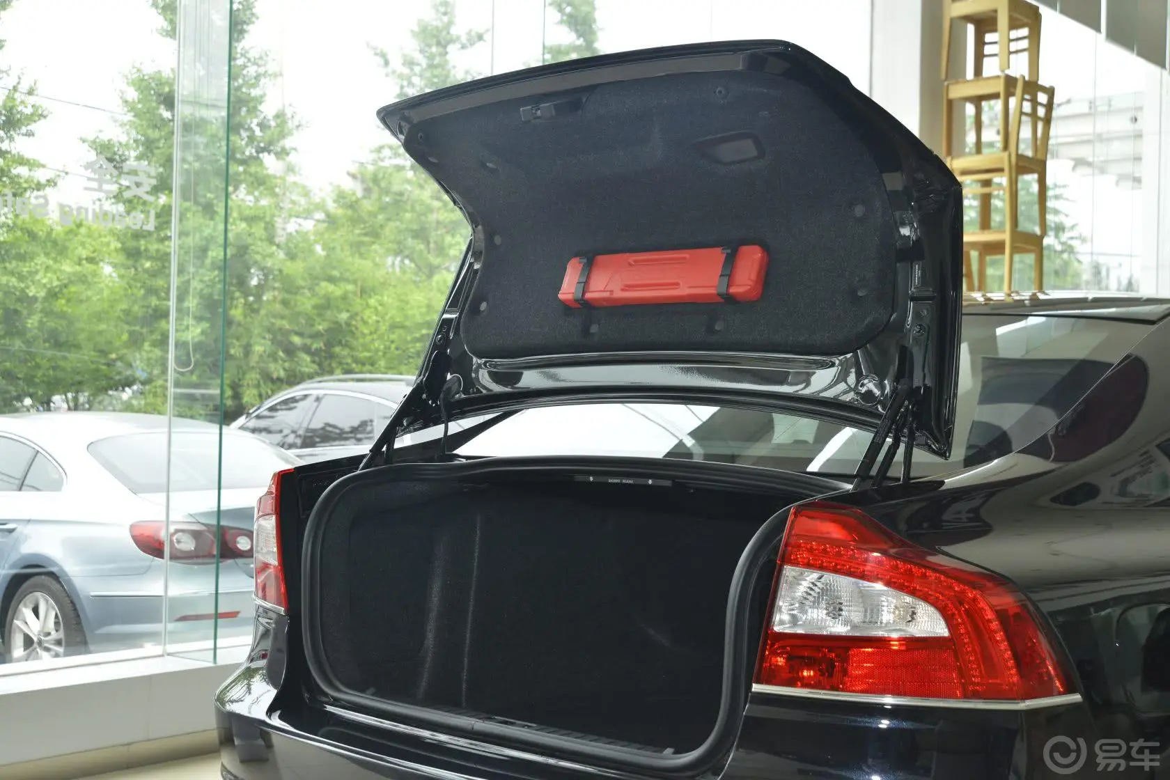 沃尔沃S80L2.0 T5 智逸版行李厢开口范围