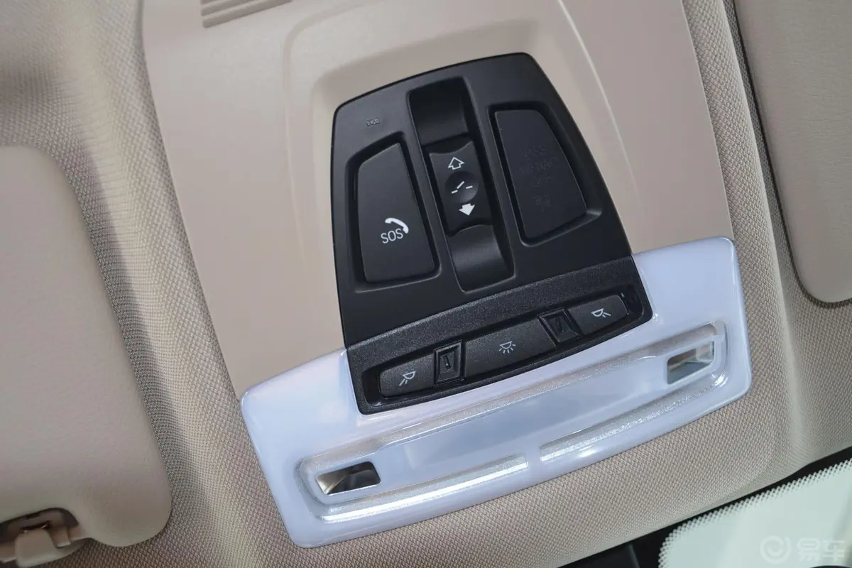 宝马4系双门轿跑车 428i xDrive 豪华设计套装前排车顶中央控制区