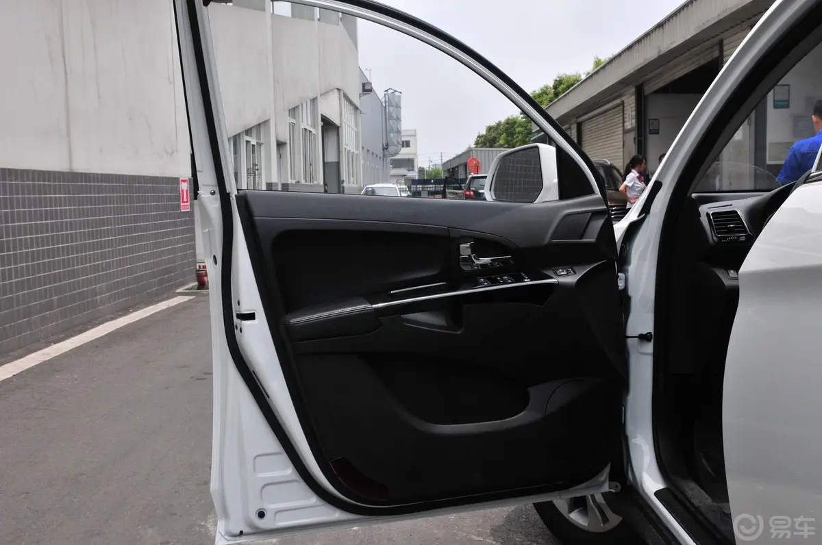 陆风X52.0T 自动 两驱 创享版驾驶员侧车门内门板