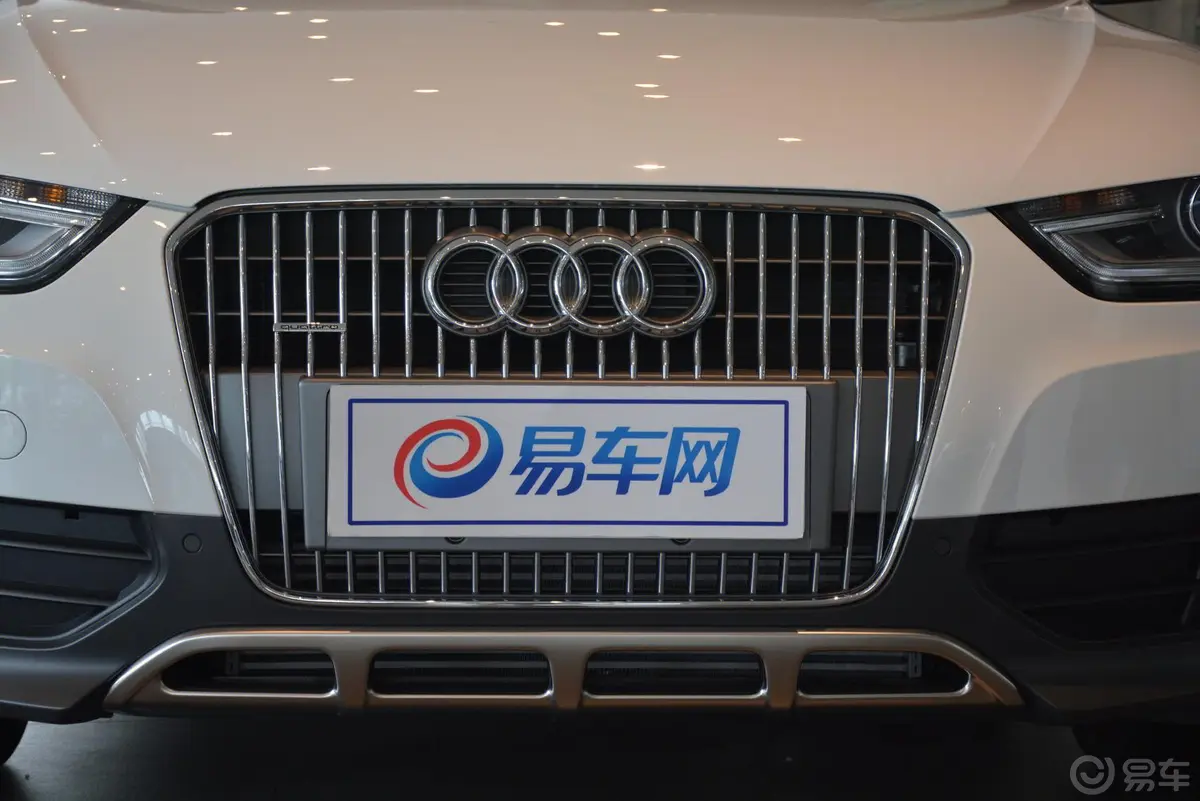 奥迪A4(进口)40TFSI allroad quattro plus前格栅侧俯拍