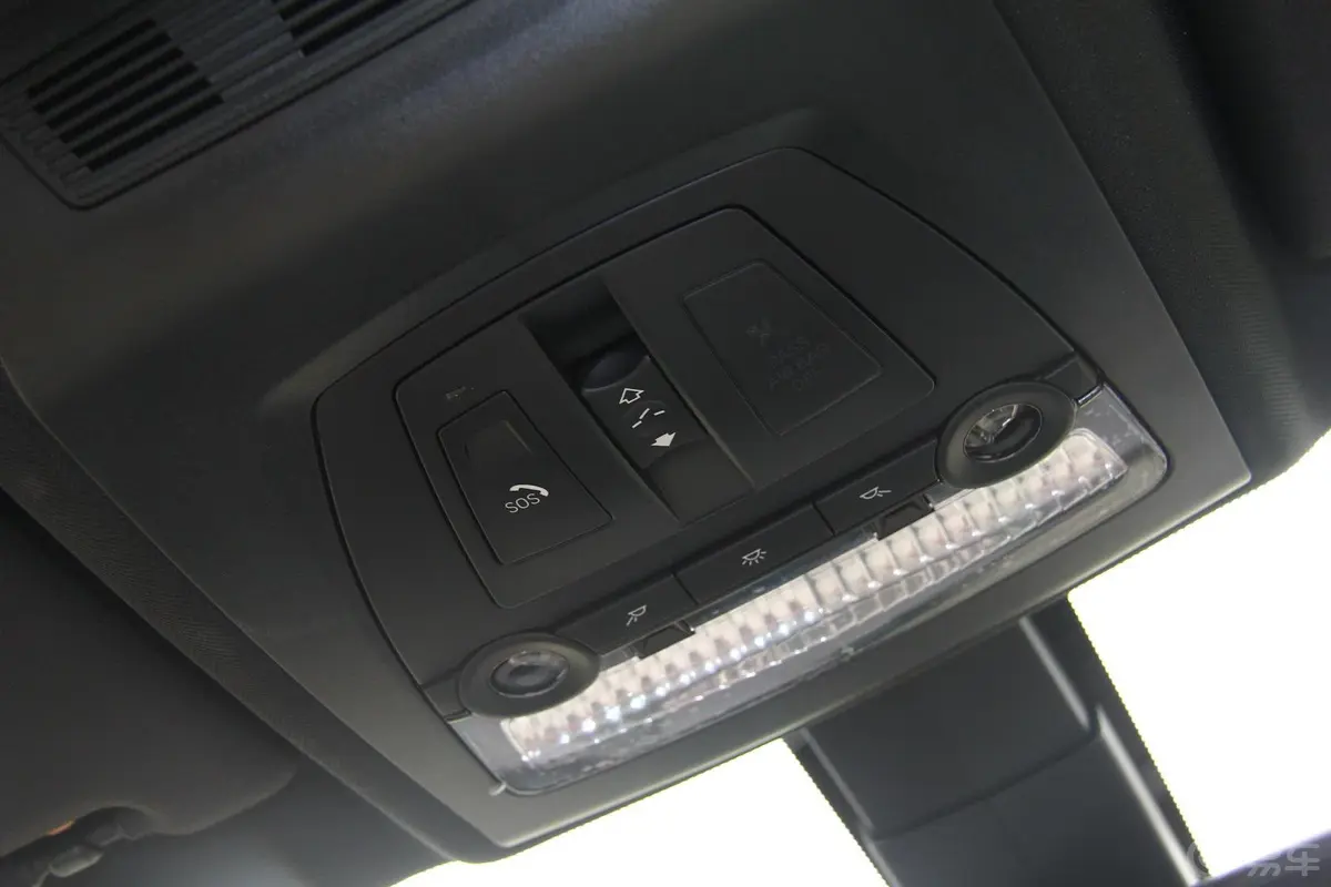 宝马X4xDrive35i M运动版前排车顶中央控制区
