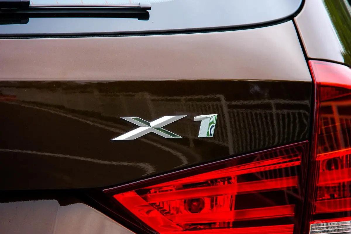 宝马X1sDrive18i 运动设计套装尾标