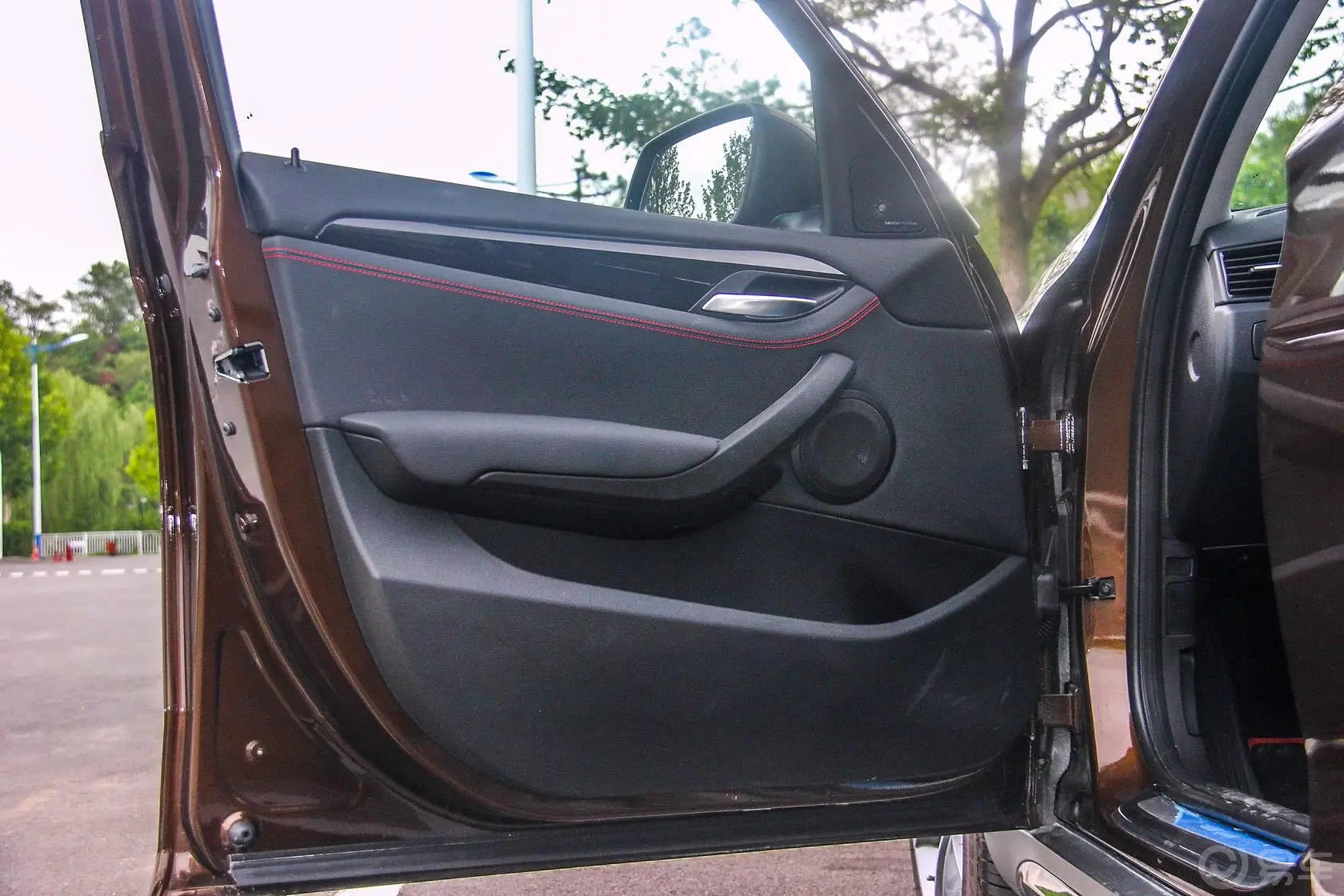 宝马X1sDrive18i 运动设计套装驾驶员侧车门内门板