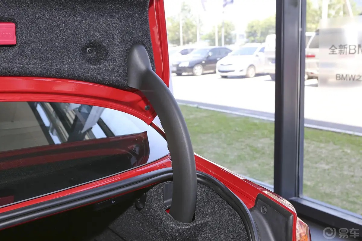宝马4系双门轿跑车 428i 运动设计套装行李厢支撑杆