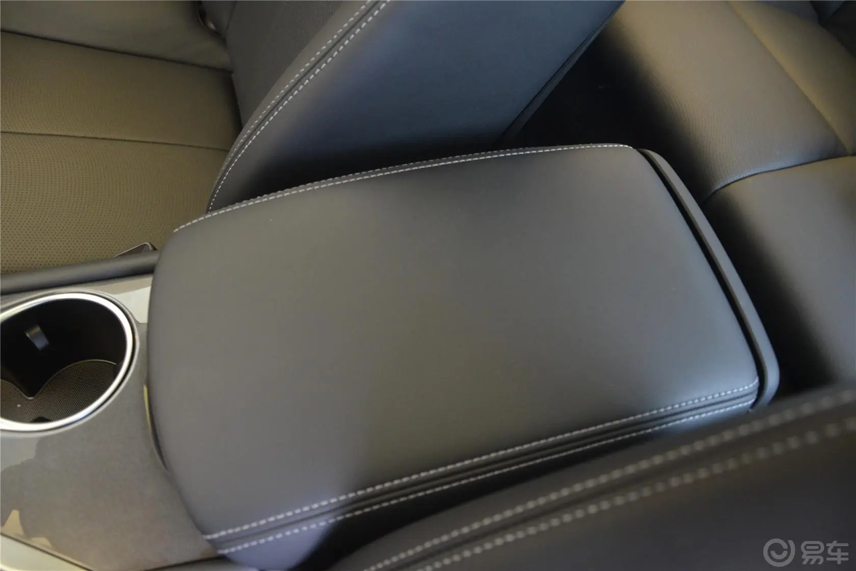 英菲尼迪Q502.0T 舒适版前排中央扶手箱