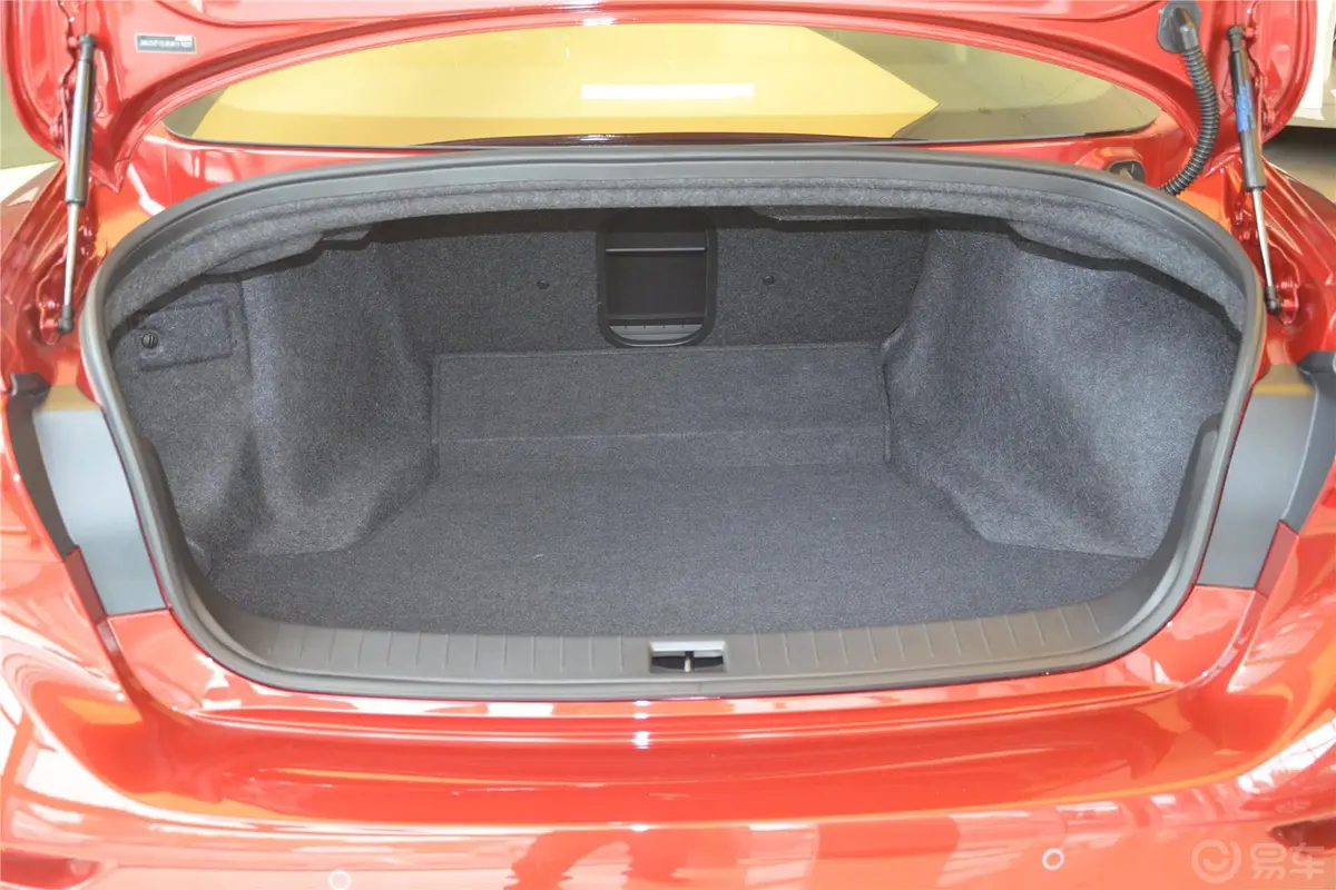 英菲尼迪Q502.0T 舒适版行李箱空间