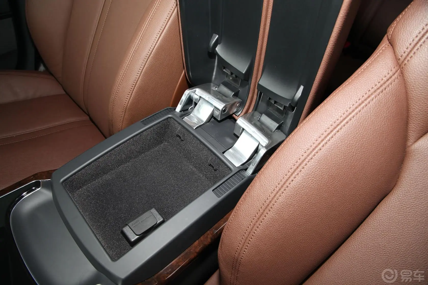 奥迪A8A8L 50 TFSI quattro舒适型前排中央扶手箱空间