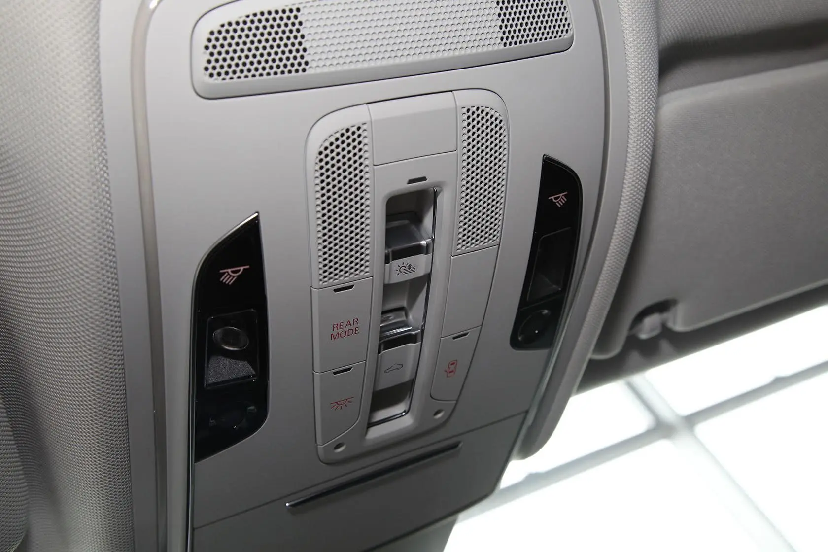 奥迪A8A8L 50 TFSI quattro舒适型前排车顶中央控制区