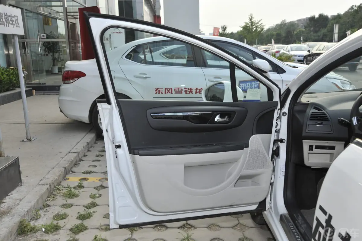 世嘉三厢 1.6L 自动 品享型 VTS版驾驶员侧车门内门板