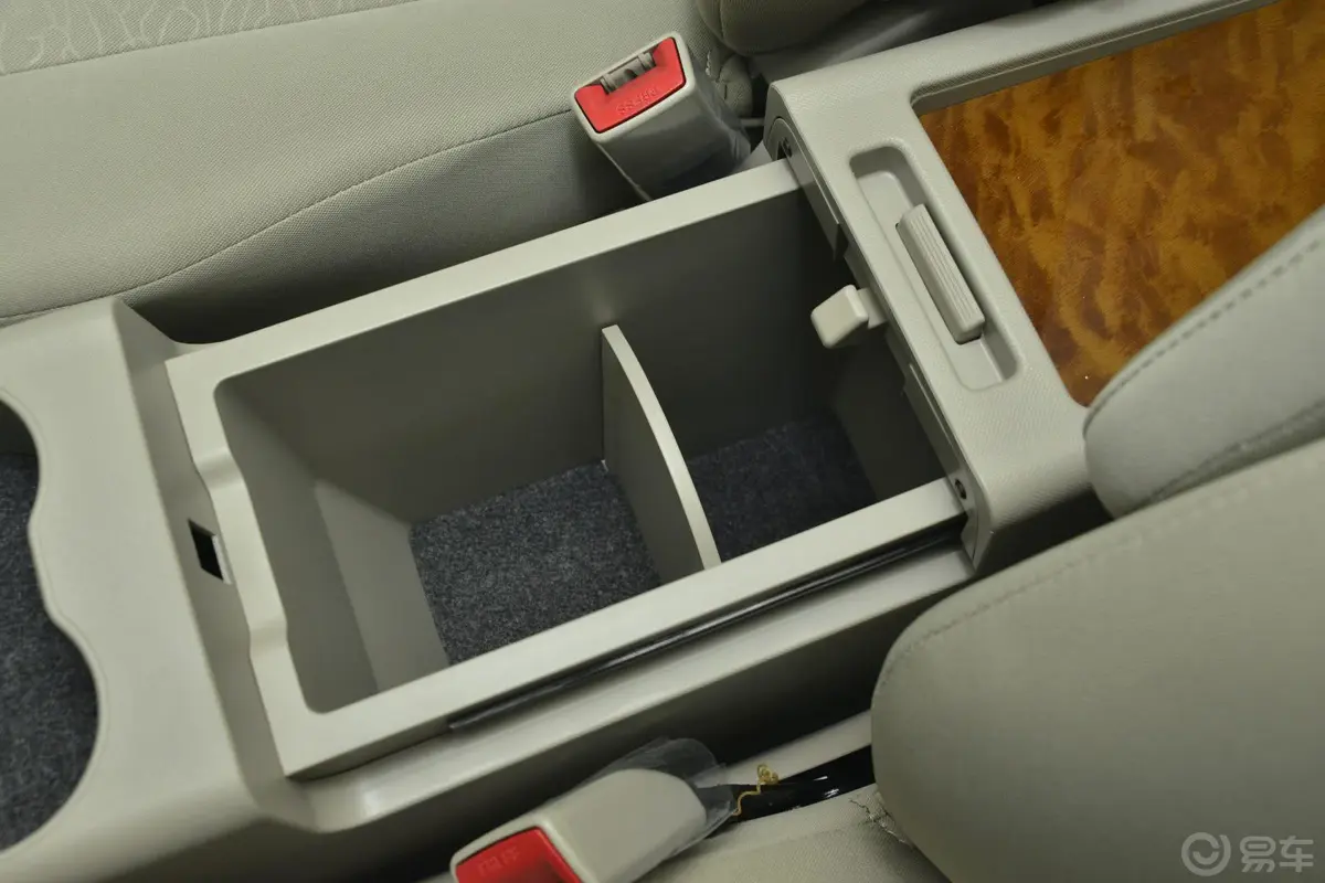 比亚迪M62.4L 手动 舒适版前排中央扶手箱空间