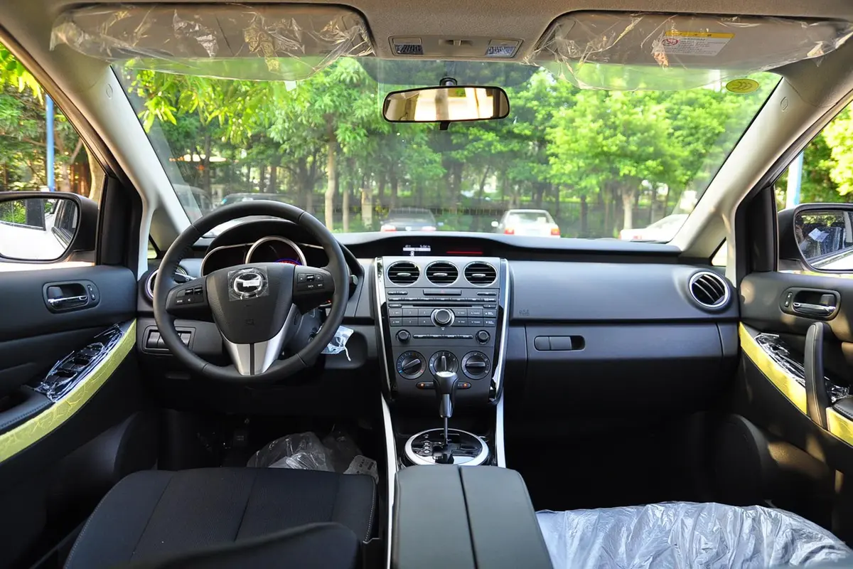 马自达CX-72.5L 两驱 时尚版前排中央扶手箱空间