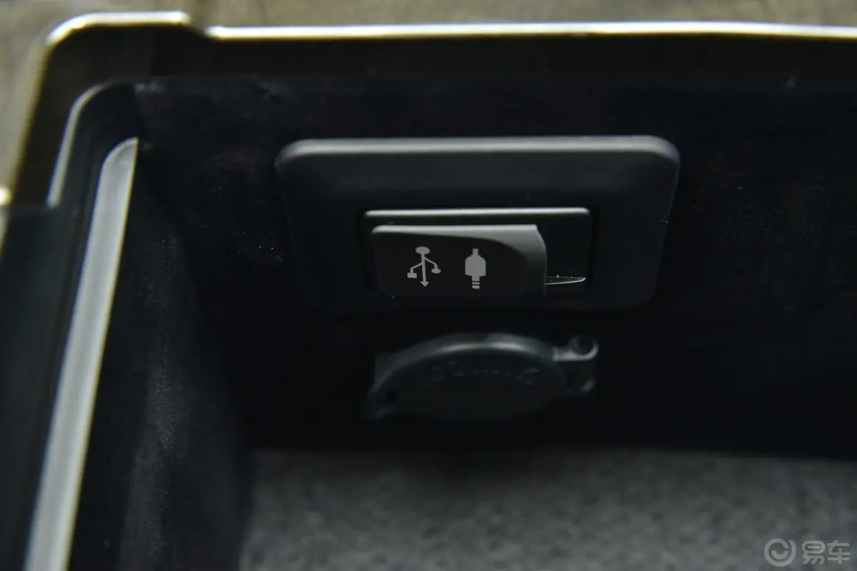 锐志2.5V 尚锐导航版USB接口