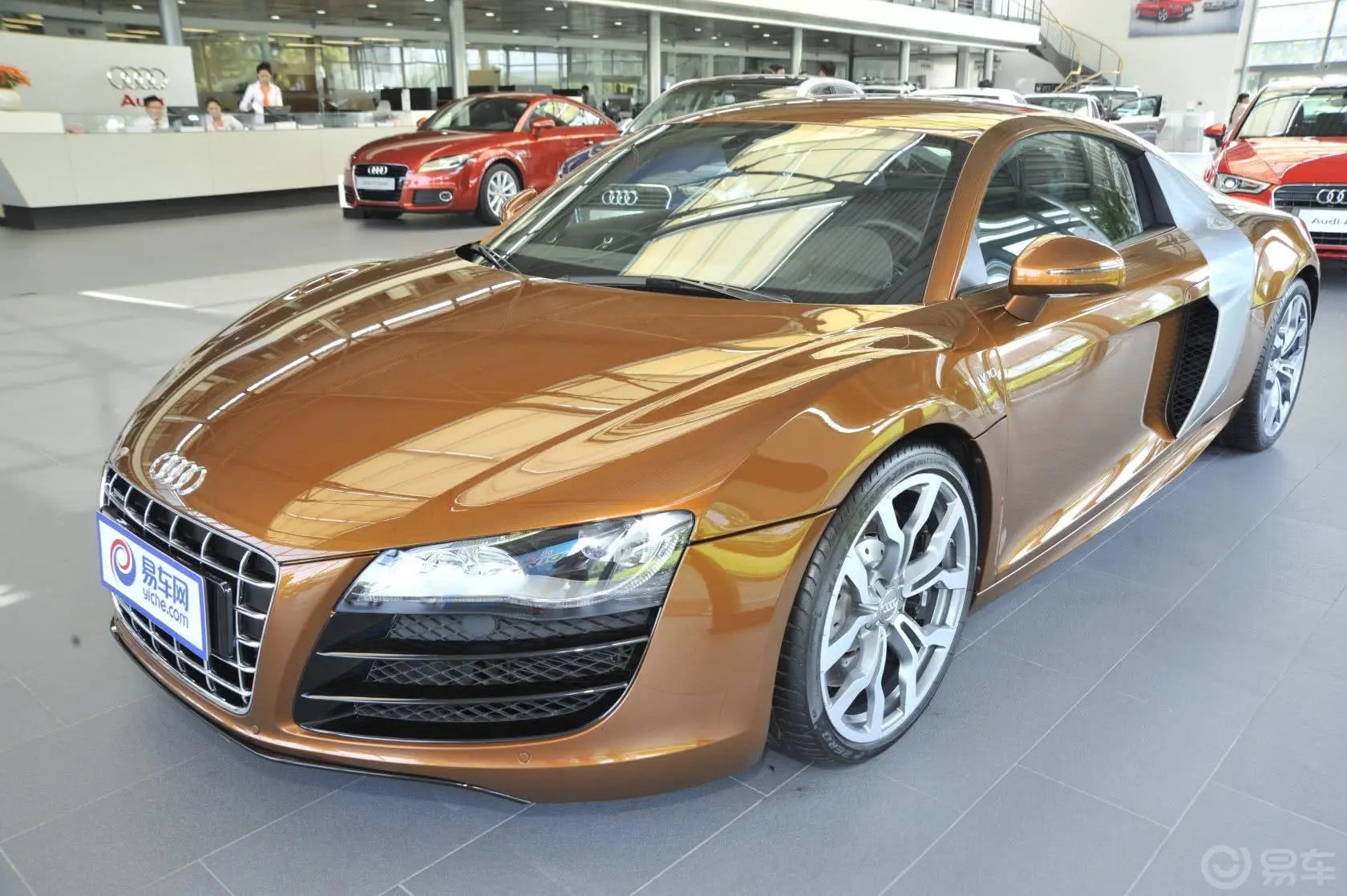 奥迪R8Coupe 5.2 FSI quattro侧前45度车头向左水平