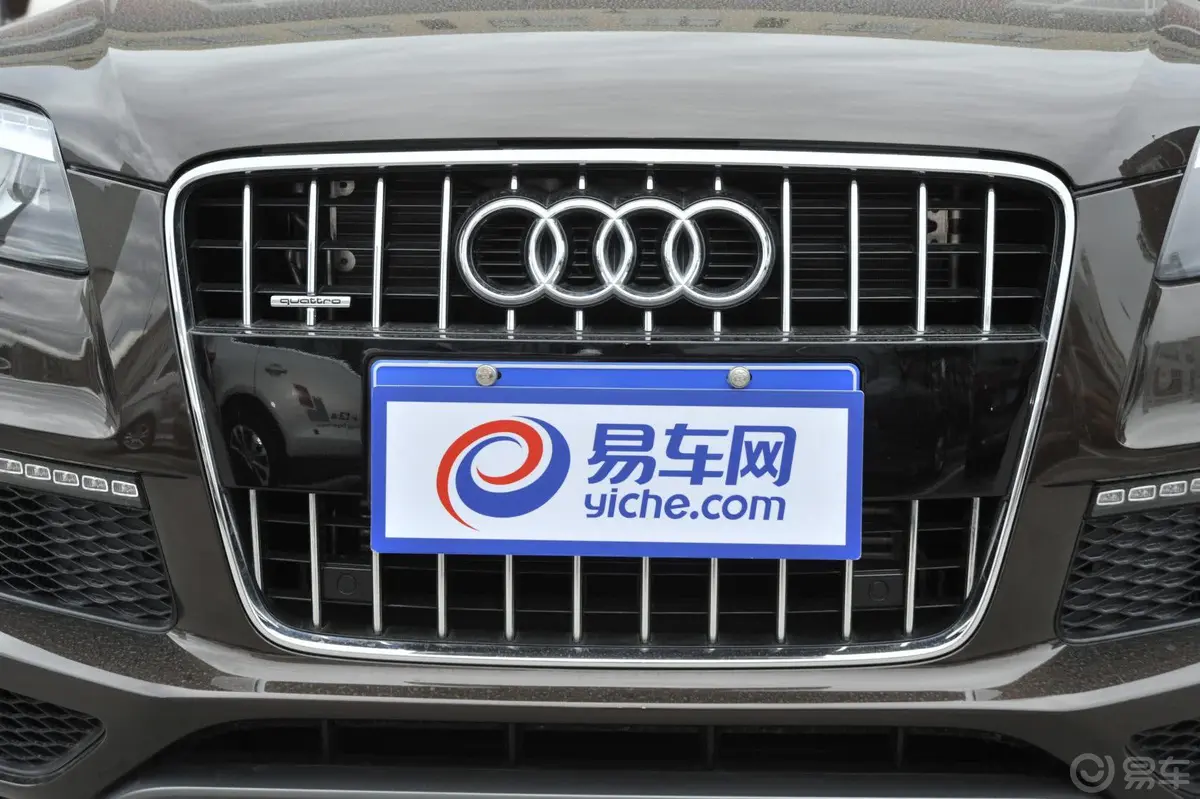 奥迪Q735 TFSI quattro 专享型前格栅侧俯拍