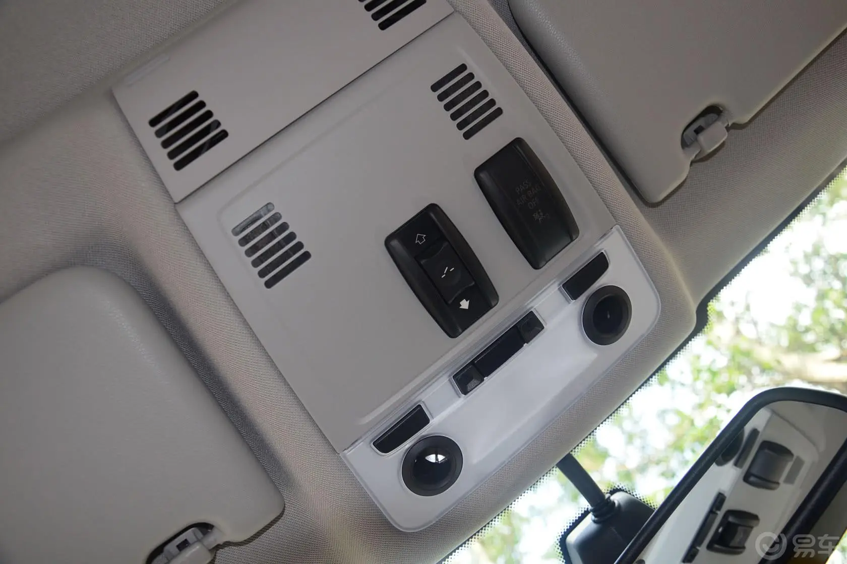 宝马X1sDrive20i X设计套装前排车顶中央控制区