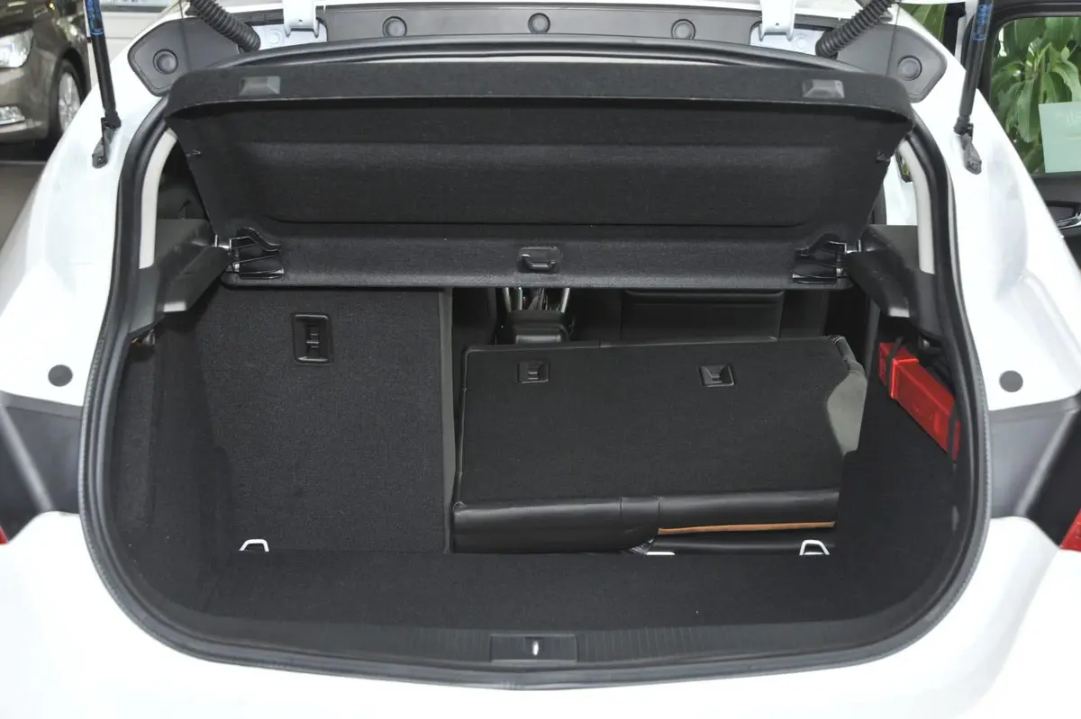 英朗XT 1.6L 自动 时尚型 Alcantara版行李箱空间