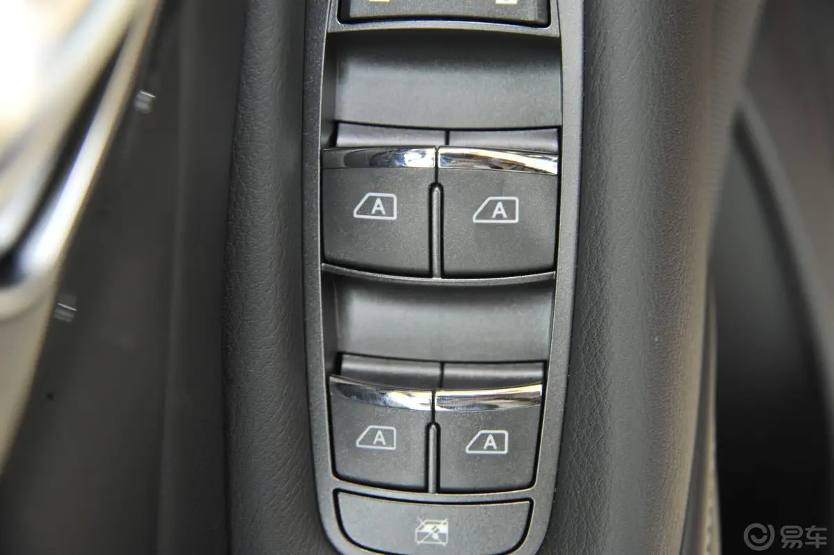 英菲尼迪Q502.0T 舒适版车窗升降键