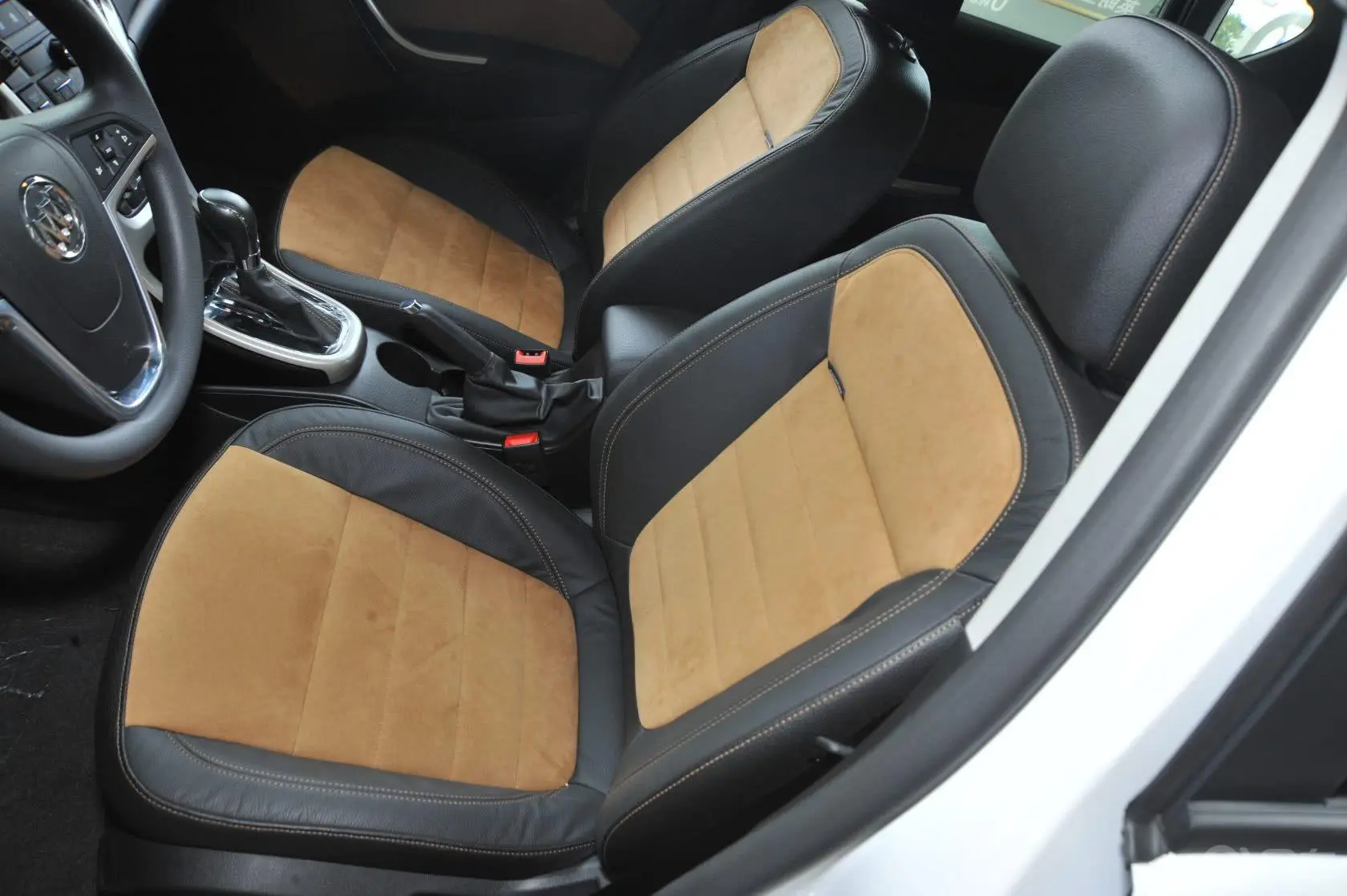 英朗XT 1.6L 自动 时尚型 Alcantara版驾驶员座椅