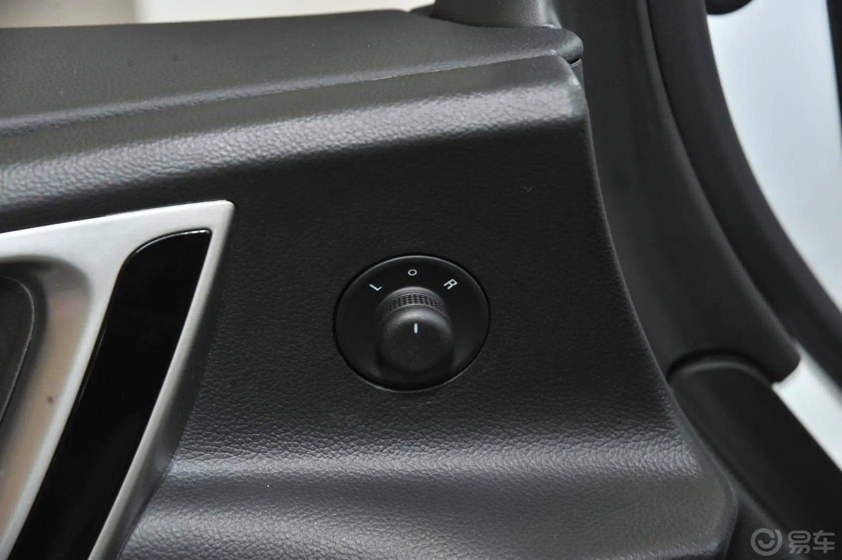 英朗XT 1.6L 自动 时尚型 Alcantara版外后视镜控制键