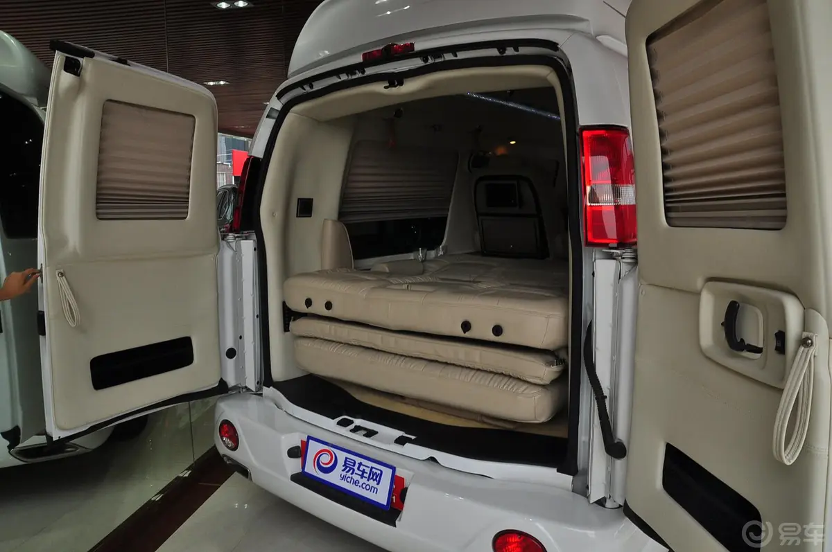 科瑞斯的GMC商务之星白金版GMC商务车行李厢开口范围