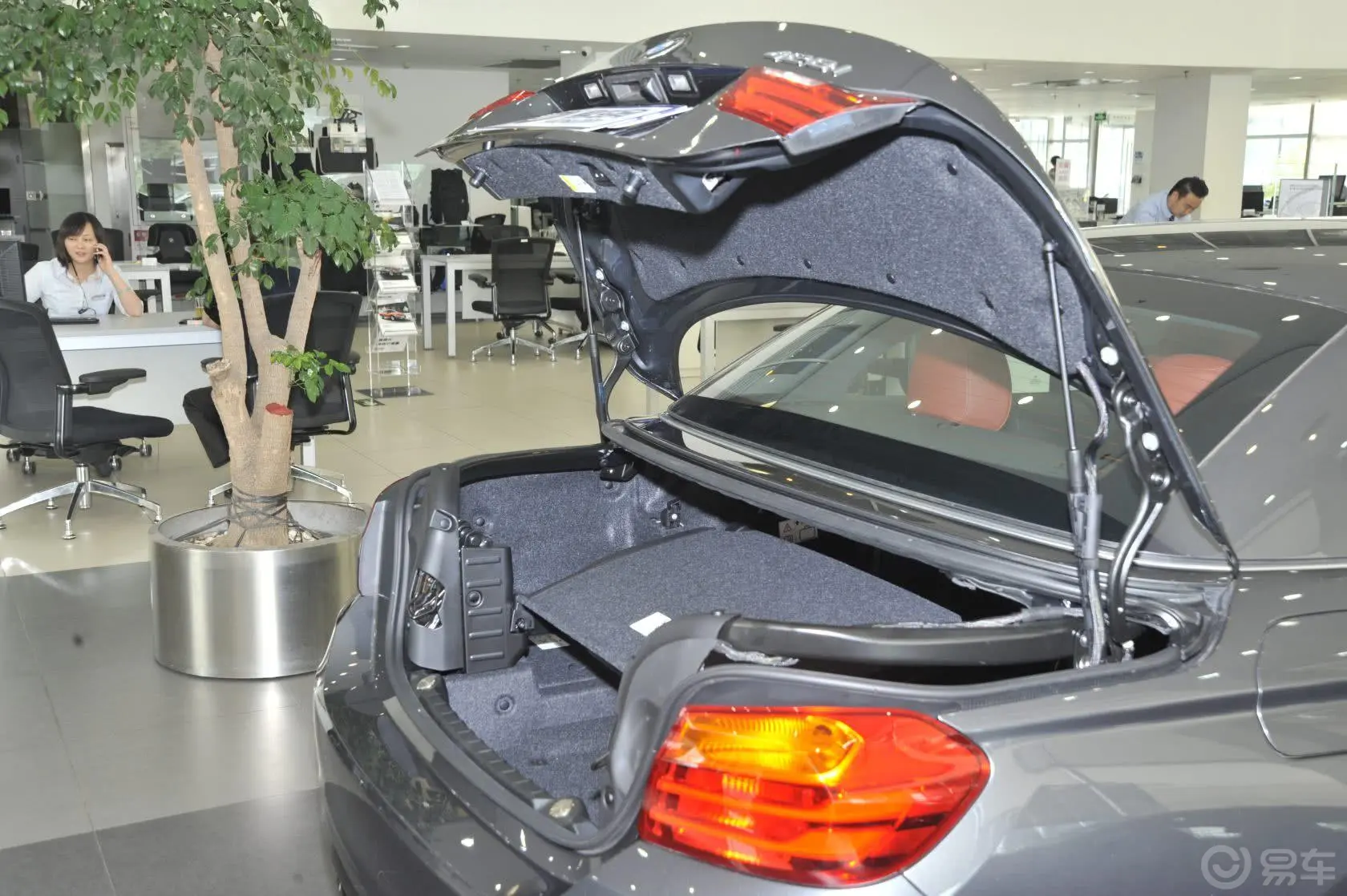 宝马4系敞篷轿跑车 428i xDrive 设计套装型行李厢开口范围