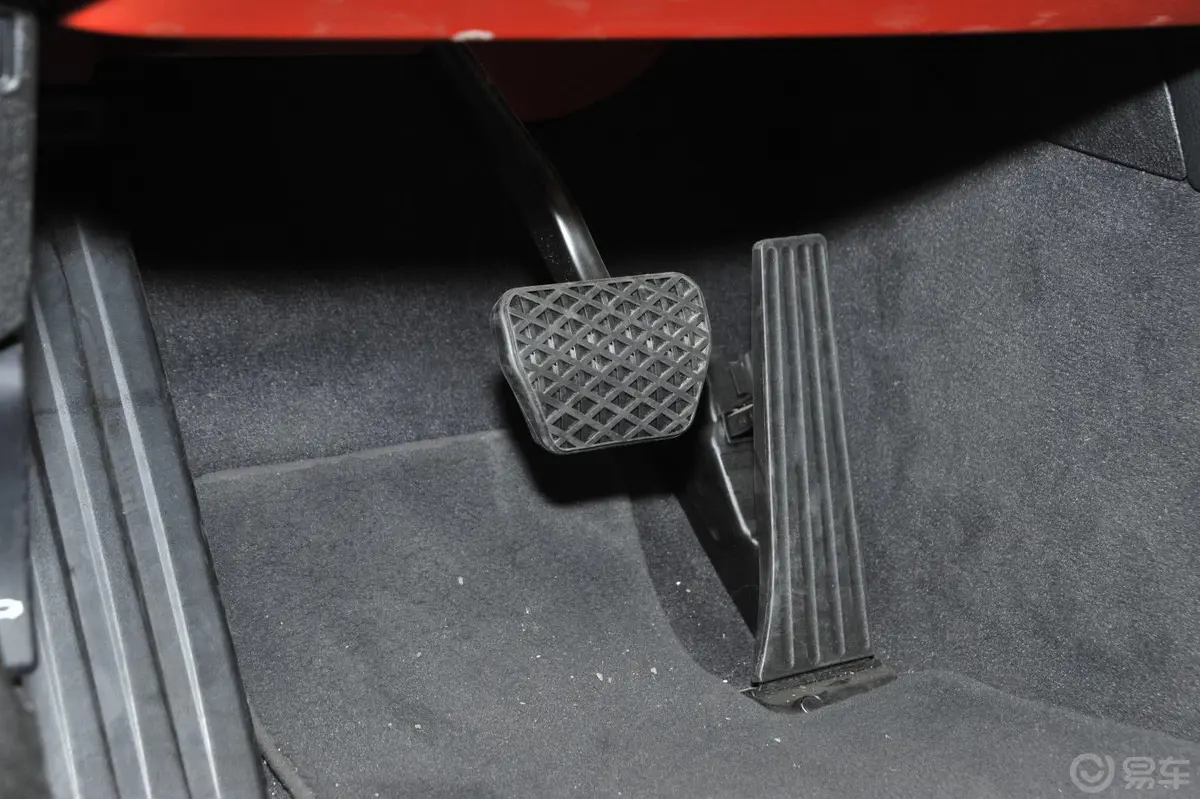 宝马4系敞篷轿跑车 428i xDrive 设计套装型脚踏板