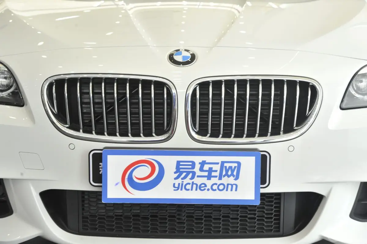 宝马5系(进口)535i xDrive M运动型前格栅侧俯拍