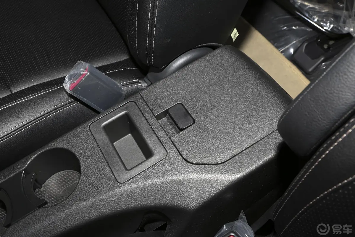 比亚迪S62.0L 手动 尊贵版 5座前排中央扶手箱