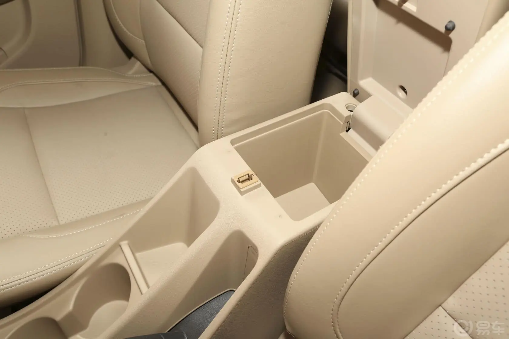五菱宏光S1.5L S 手动 舒适型前排中央扶手箱空间