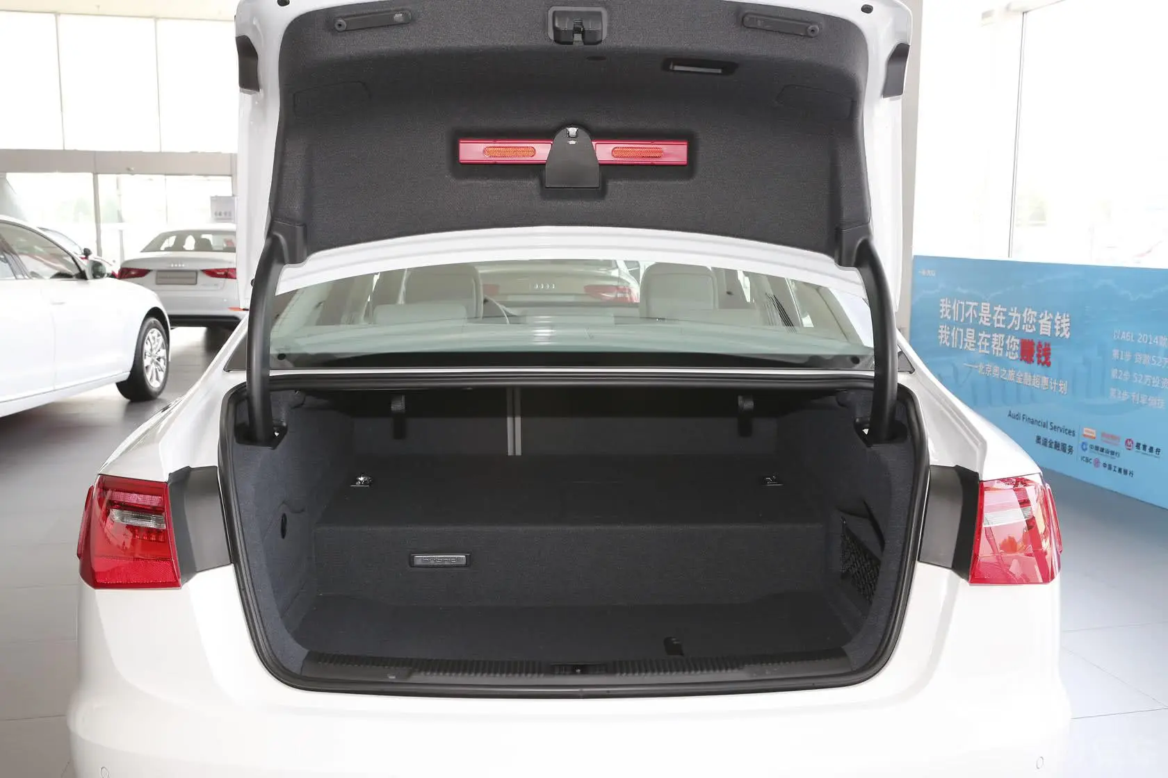奥迪A640 hybrid行李箱空间