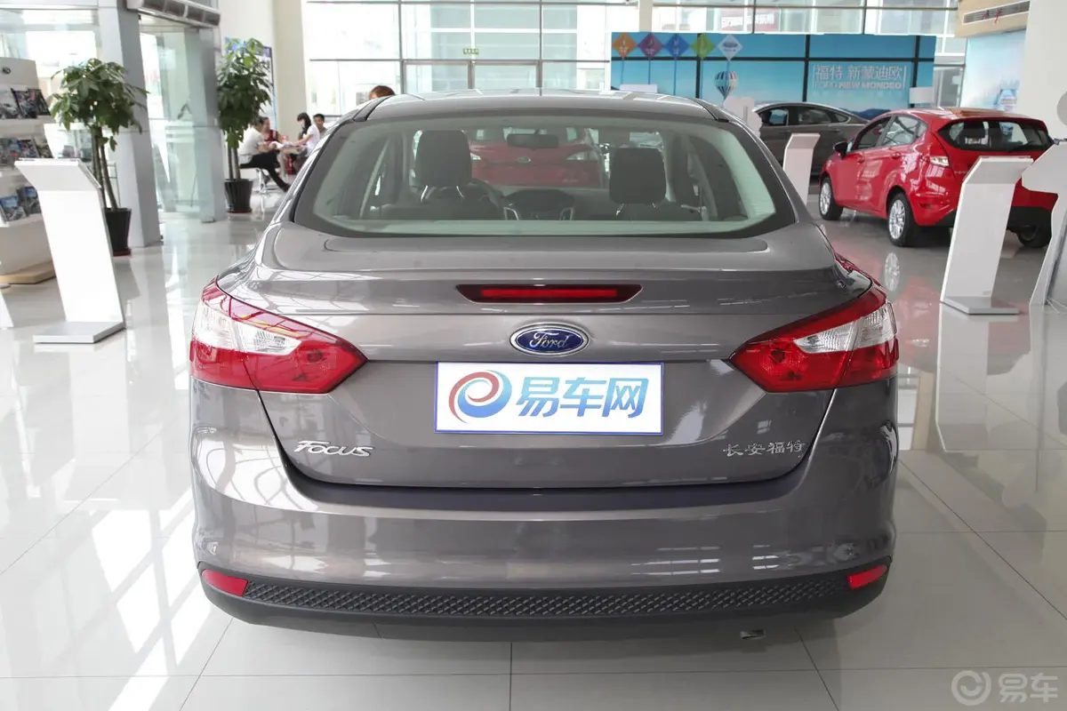 福克斯三厢 1.6L 自动 舒适型正后水平