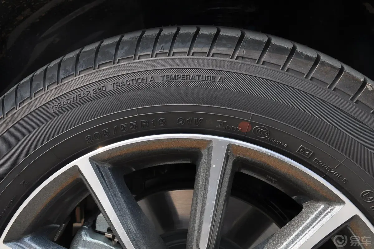 丰田862.0L 自动 豪华型轮胎规格