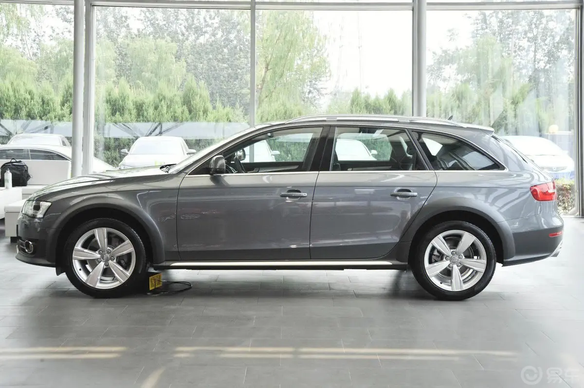 奥迪A4(进口)40TFSI allroad quattro正侧车头向左水平