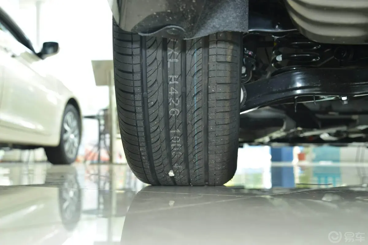 索纳塔2.4L 自动 GLX 豪华版 国四轮胎花纹