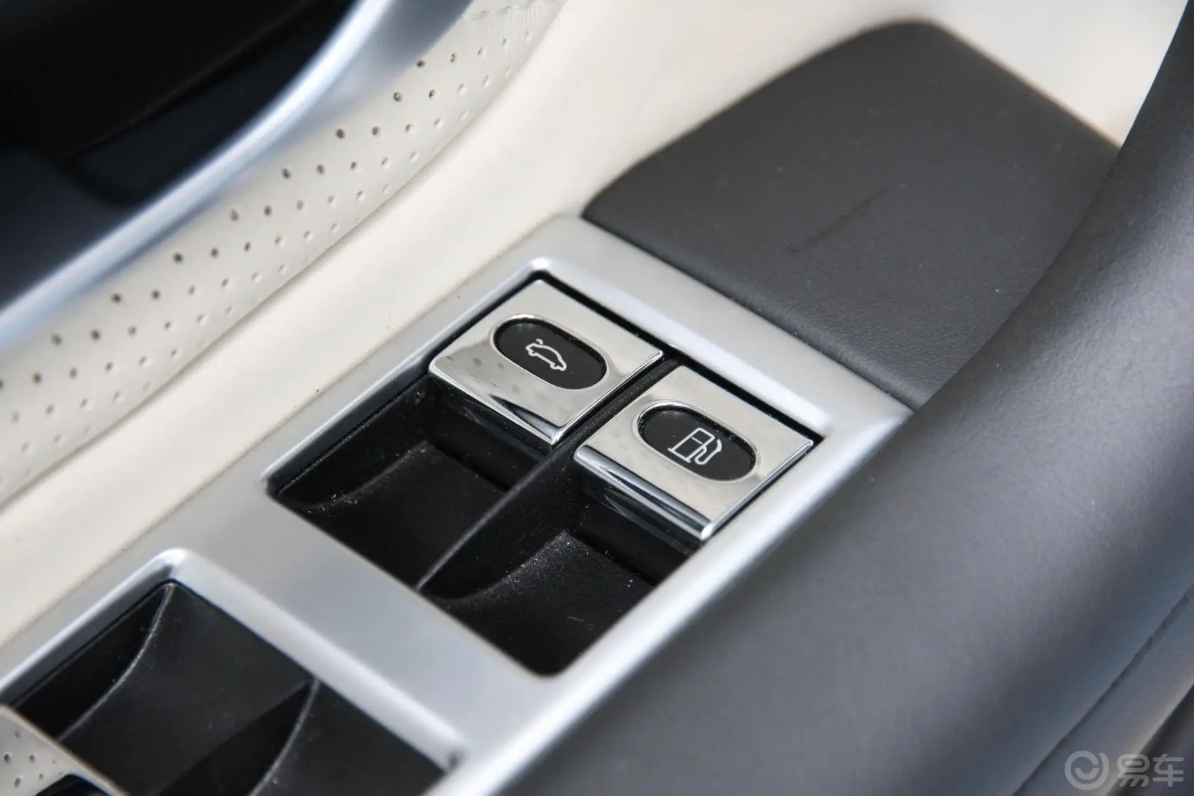 欧陆GT 4.0L V8 S车内行李箱锁定键