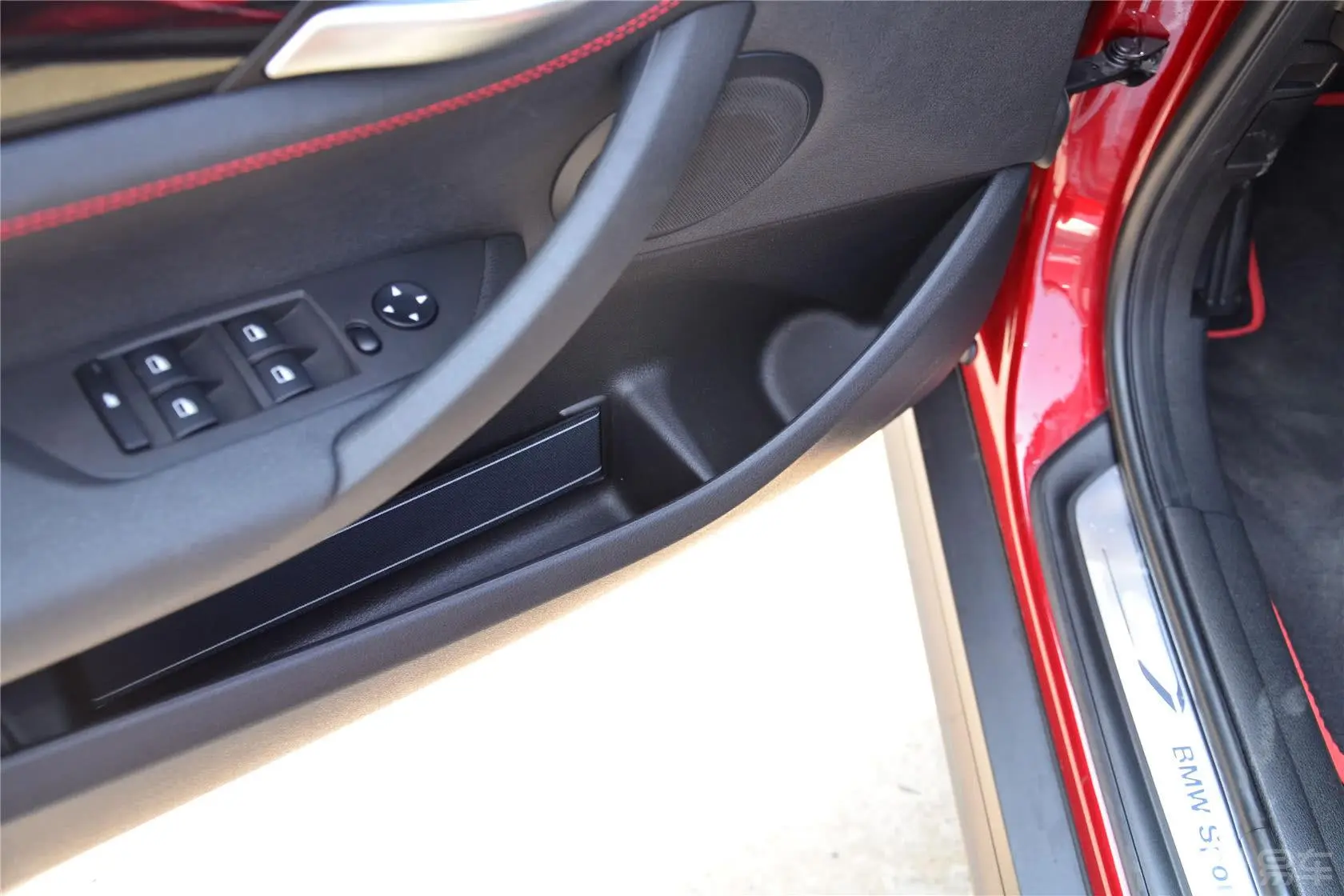 宝马X1sDrive18i 运动设计套装驾驶员门储物盒