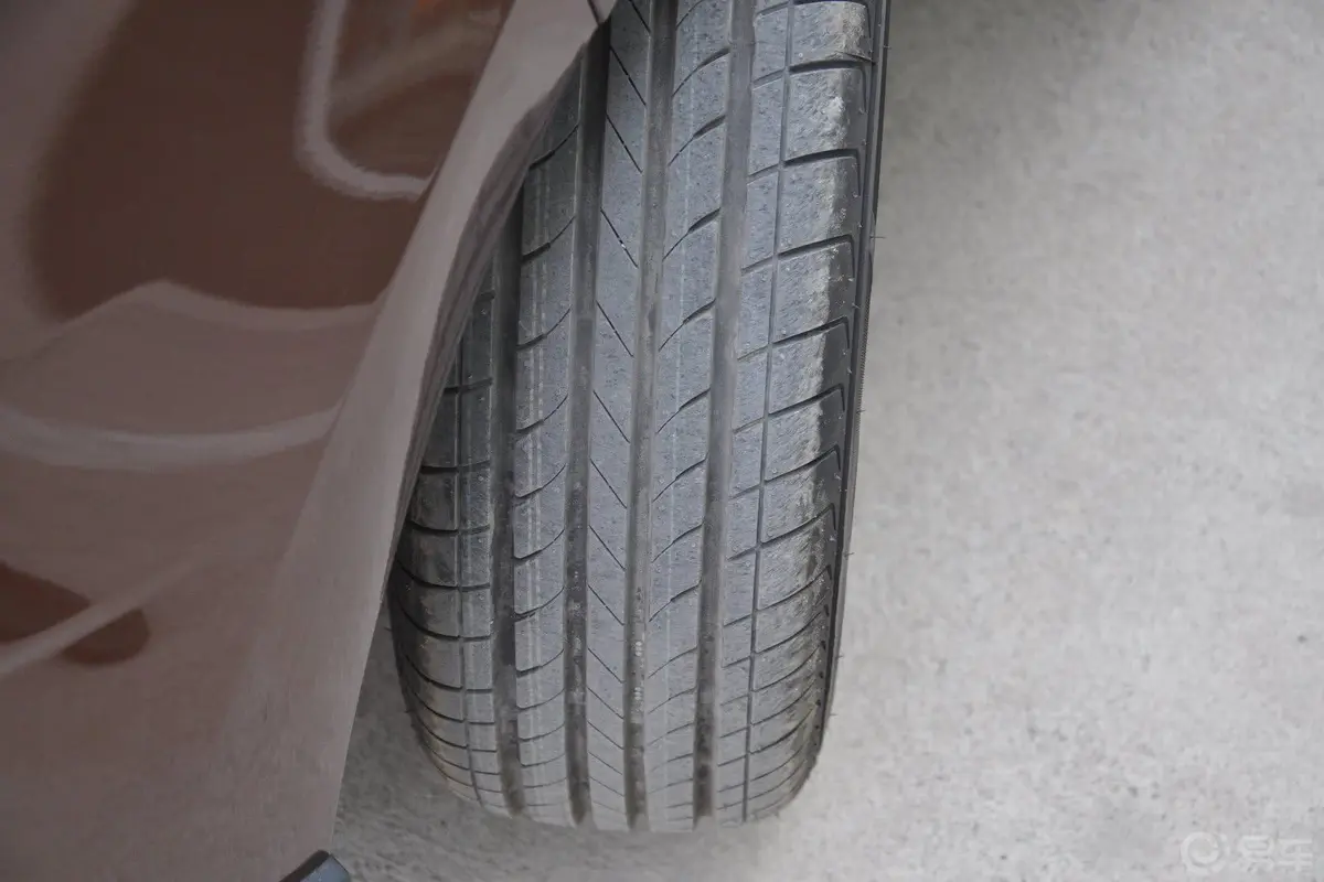 五菱宏光S1.5LS 手动 舒适型 L2B轮胎花纹