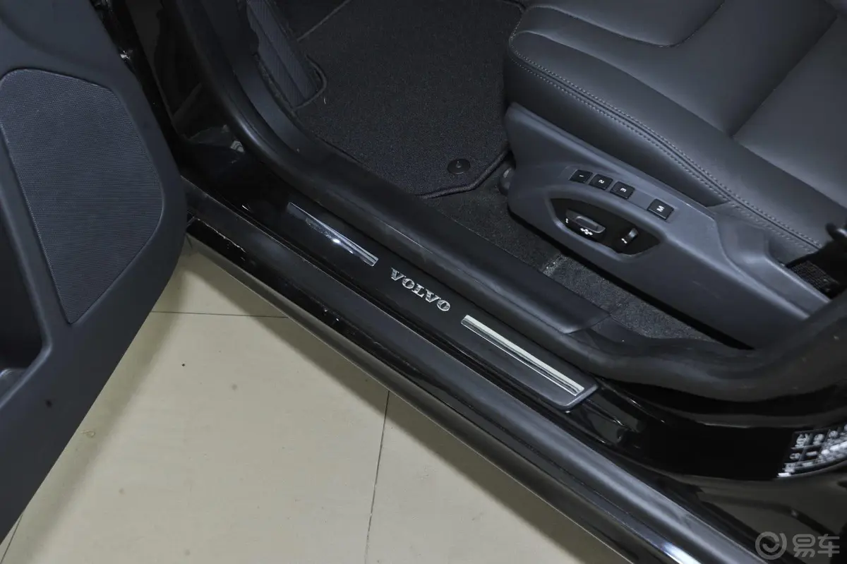 沃尔沃XC60(进口)T5 智逸版车门迎宾装饰板