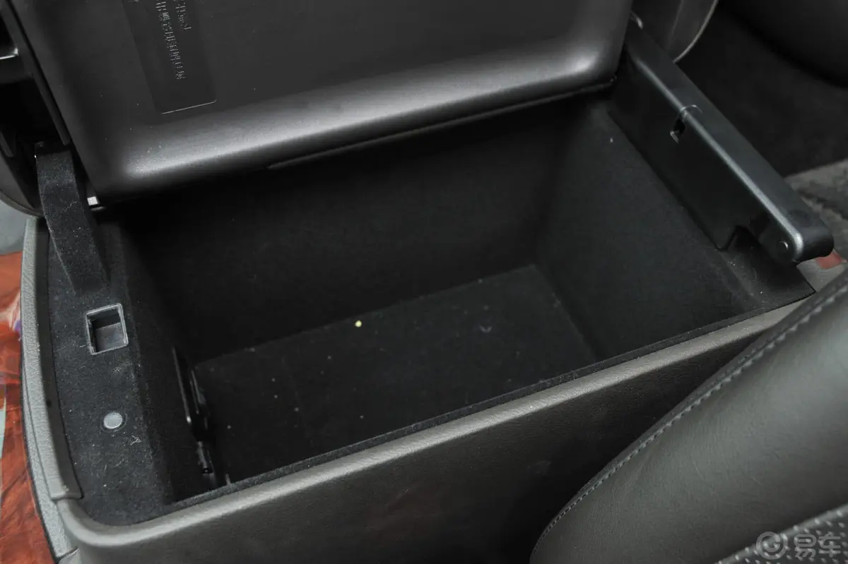 皇冠V6 2.5L Royal 舒适版前排中央扶手箱空间